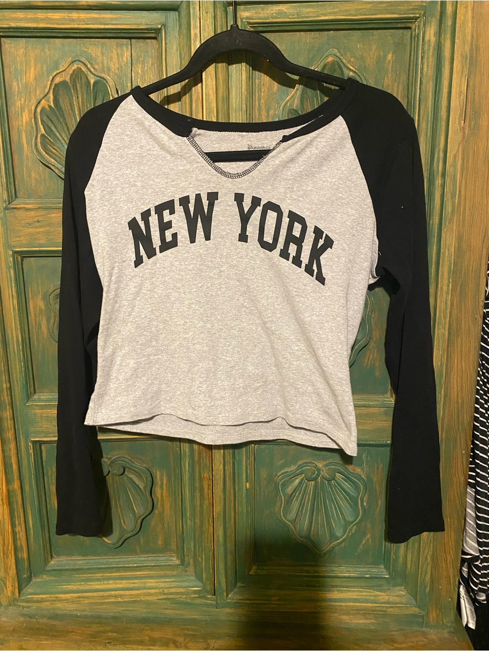 No Boundaries Gray Body Black Raglan Long-Sleeve Crop Top - NEW YORK